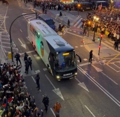 Miles de valencianistas dan un cálido recibimiento al Valencia

