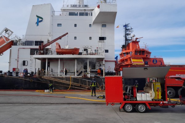 Incendio en un buque portacontenedores en el Muelle Santa Lucía tras explotar una botella de oxígeno