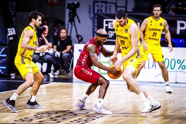 El UCAM cae con claridad ante un potente rival en el inicio del top 16 de la Liga de Campeones FIBA