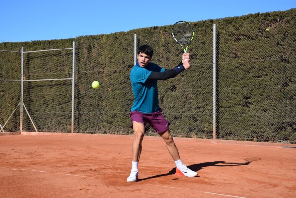 Alcaraz entrena en la pista dos semanas después de su última lesión apuntando a Buenos Aires 