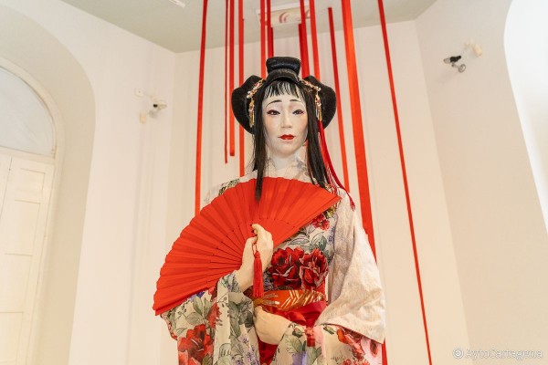 Flores, bambú y geishas exaltan la belleza japonesa en el Palacio Consistorial de Cartagena