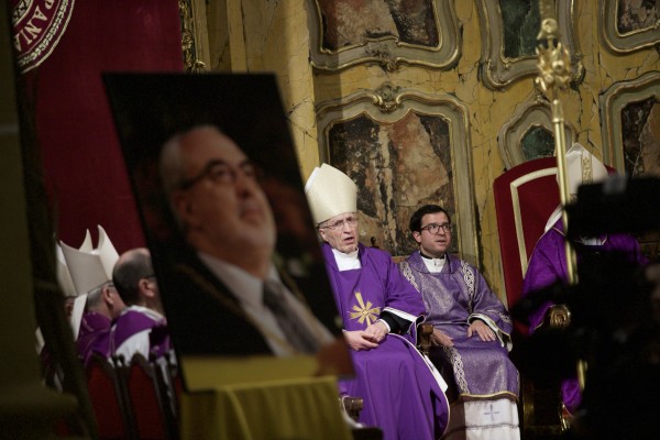La sociedad murciana da el último adiós a Mendoza en un emotivo funeral en Los Jerónimos