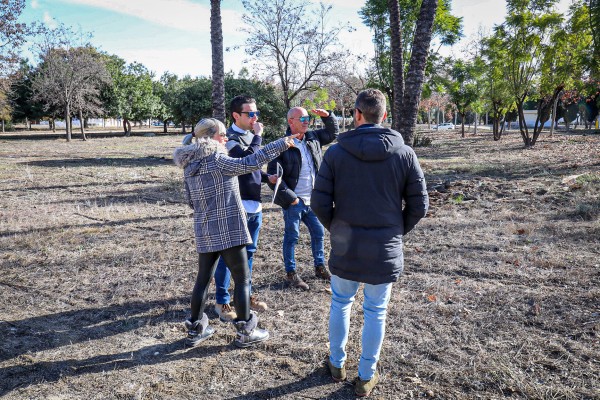 La limpieza de la Avenida Principal del Polígono Oeste en San Ginés retira cientos de kilos de maleza