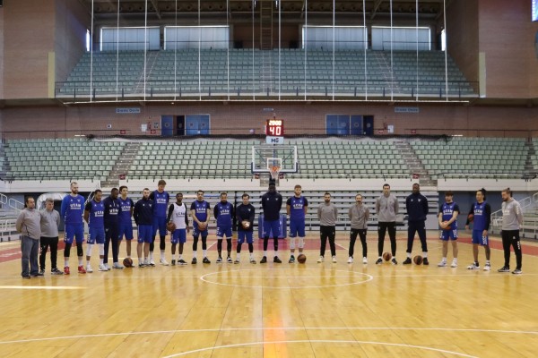 Las plantillas del UCAM CB y UCAM CF guardan un minuto de silencio por José Luis Mendoza 