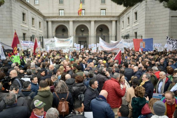 El plante agrario en Madrid agrava la 'guerra del agua': 