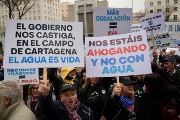 Los regantes le recuerdan a Ribera que 
