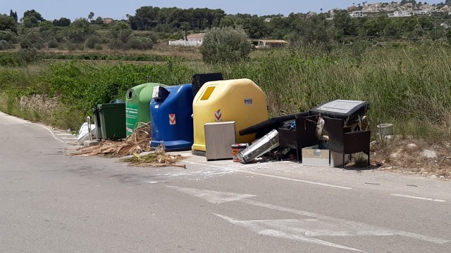 Benitatxell regulará los vertidos incontrolados, los excrementos de los perros o la degradación de las calas