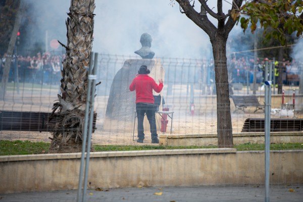 La fiesta de Fogueres da la bienvenida a 2023 con una 'mascletà' de noventa kilos de pólvora 