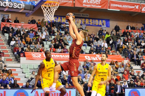 El UCAM CB regala a su afición un gran triunfo para seguir muy vivo en la pelea por ir a la Copa