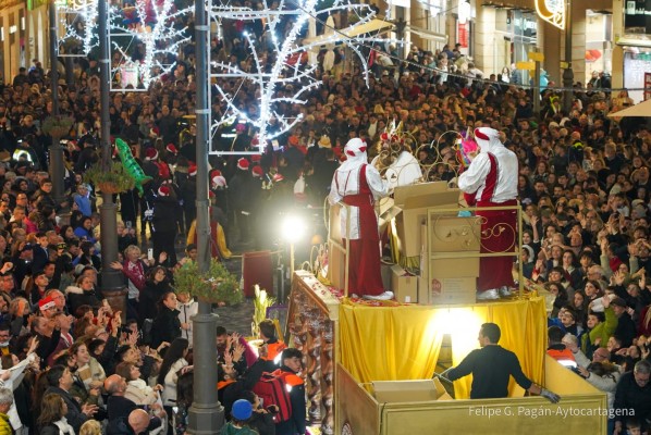 Los Reyes Magos llenan de ilusión las calles de Cartagena en una cabalgata multitudinaria