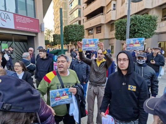 Tensión en la retirada de la cruz de Ribalta con protestas a favor y en contra