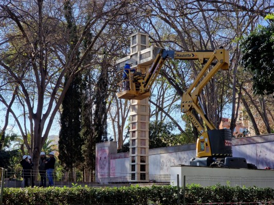 Dos camiones, una grúa, 15 operarios y hasta siete horas para retirar la cruz de Ribalta en un solo día