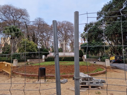 Vainsa inicia el vallado de la cruz de Ribalta de Castelló para retirarla este miércoles