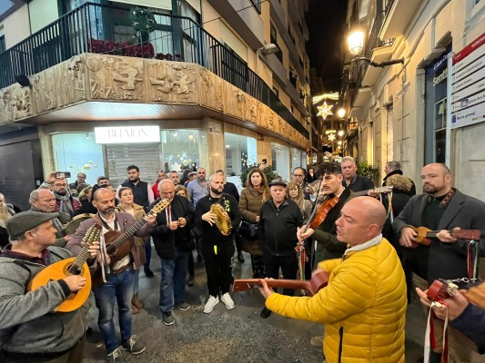 Las cuadrillas llevan la música tradicional de la Navidad a las calles del centro de Murcia

