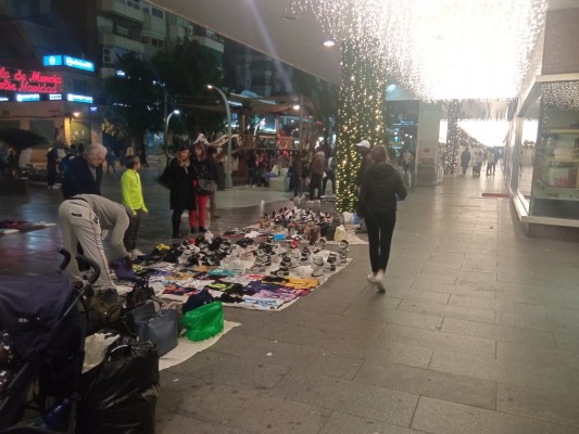 El 'top manta' llega a la Avenida de la Libertad de Murcia por Navidad