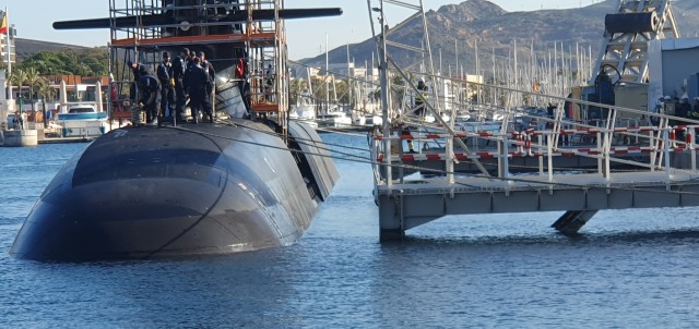 El S-81 vuelve a flote y se prepara para las pruebas de navegación en superficie e inmersión a cota máxima