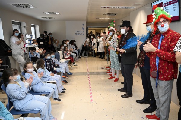 El hospital Virgen de la Arrixaca celebra una fiesta navideña con payasos para los más pequeños 