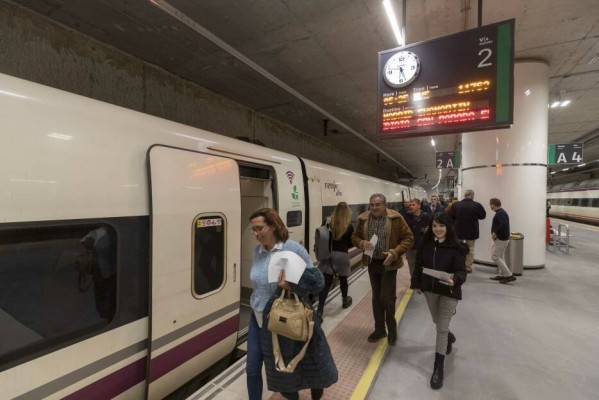 El AVE comercial Murcia-Madrid afina su estreno con satisfacción y algún retraso en la llegada 