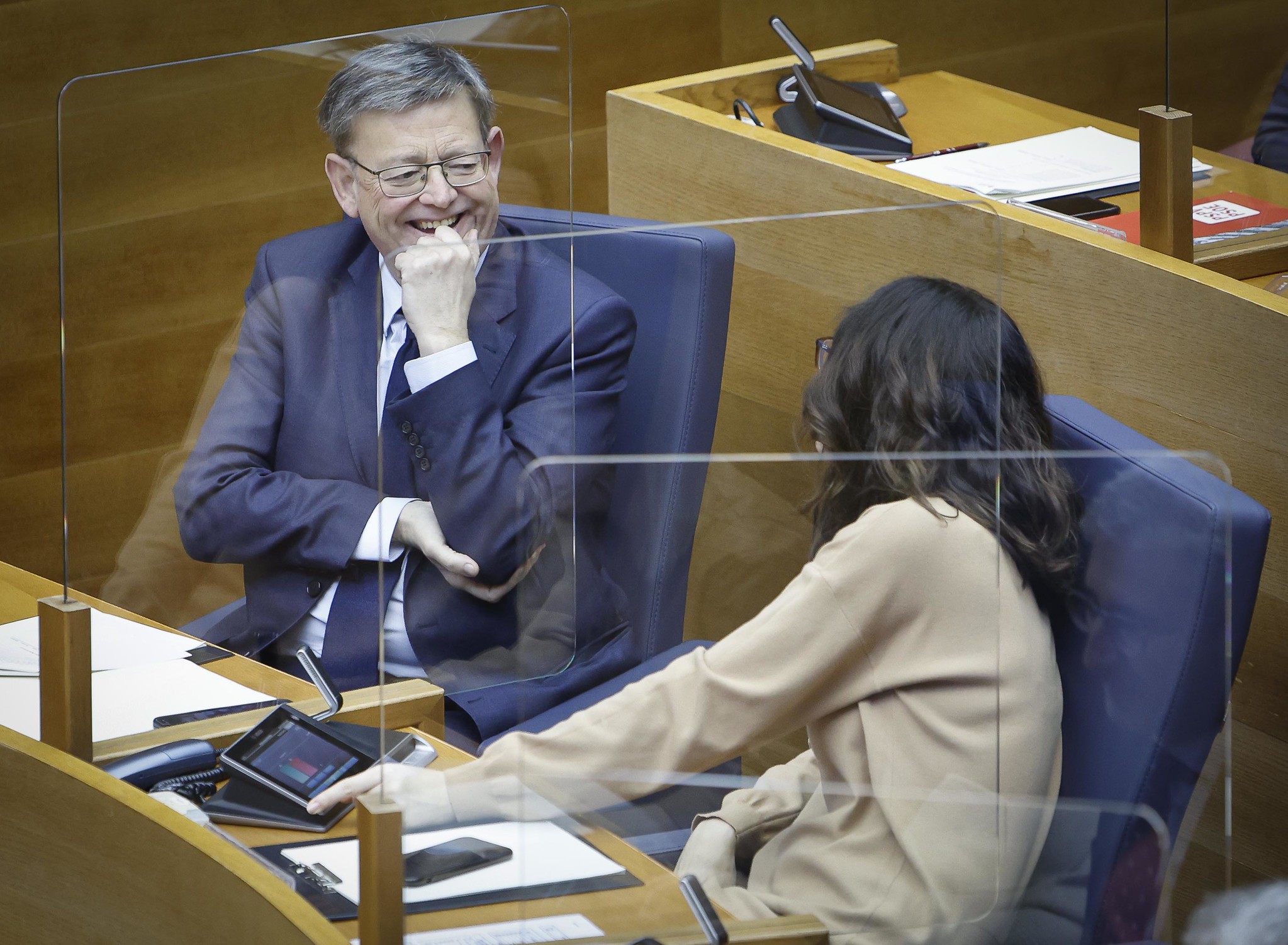 Les Corts aprueban las ayudas al transporte público en autobús y la subida salarial adicional
