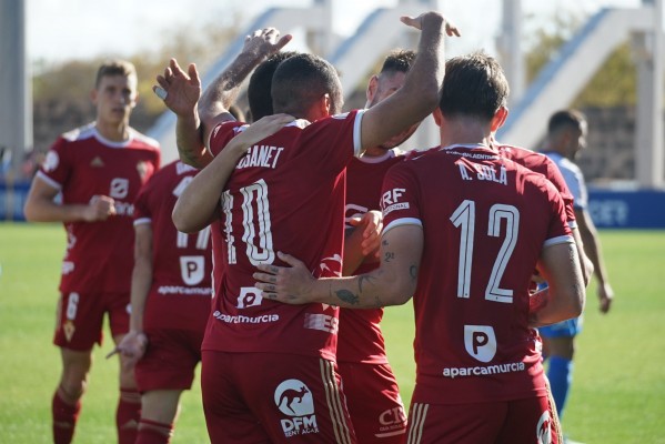 La vieja guardia responde y el Real Murcia convence para estar más cerca del liderato