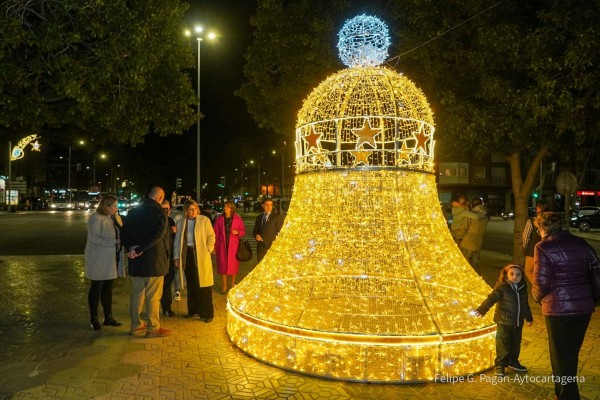 Cartagena da la bienvenida a la Navidad con el encendido de las luces de la Alameda de San Antón