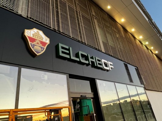 Últimos coletazos de la obra de la tienda oficial del Elche en los bajos del estadio Martínez Valero