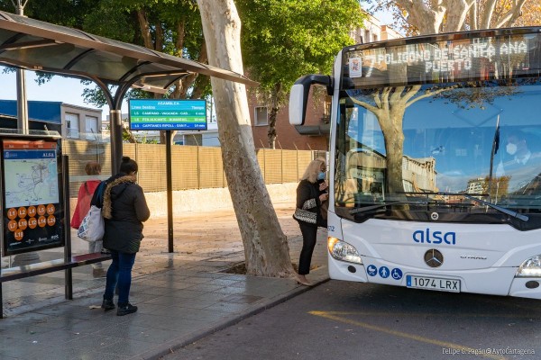 Cartagena ya tiene la primera pantalla inteligente para autobuses públicos en la parada de Alfonso XIII