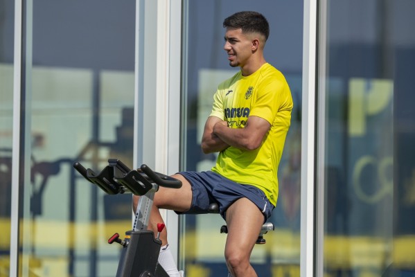 Ilias Akomach, operado con éxito de los ligamentos de su rodilla derecha
