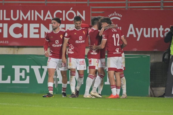 El Murcia sigue su progresión, escala a la tercera posición y se sitúa a dos puntos de la cabeza