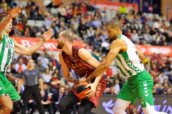 El UCAM CB gana tras tres derrotas aunque acaba sufriendo tras ir 20 arriba