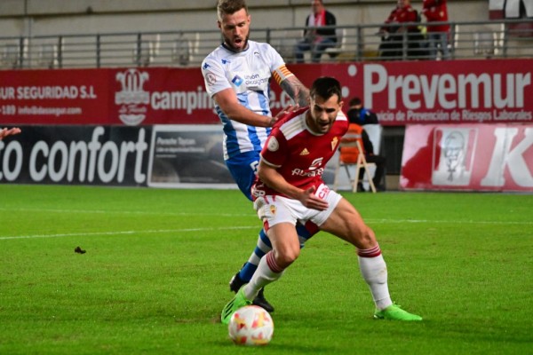 El Real Murcia vence por la mínima cuando puede golear pero le vale para volver a promoción
