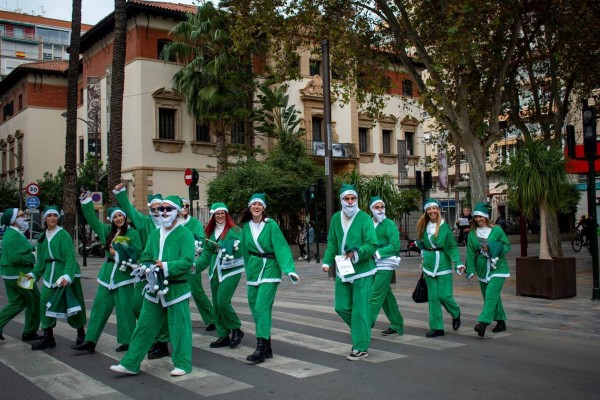 El centro de Murcia se inunda con decenas
de Papá Noel verdes