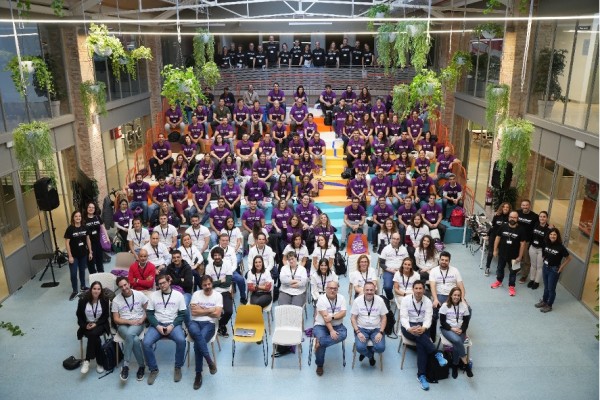 Ochenta mentes creativas compitiendo por la solución más innovadora en el 5º Hackathon Innova&acción Business Challenge 