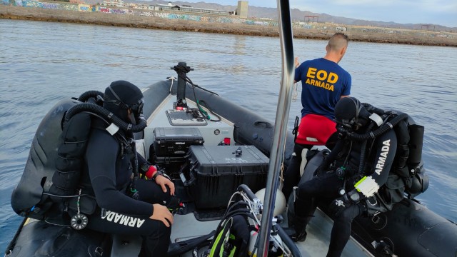 Buceadores de la Armada destinados en Cartagena desactivan en Águilas una bomba alemana con 17 kilogramos de TNT