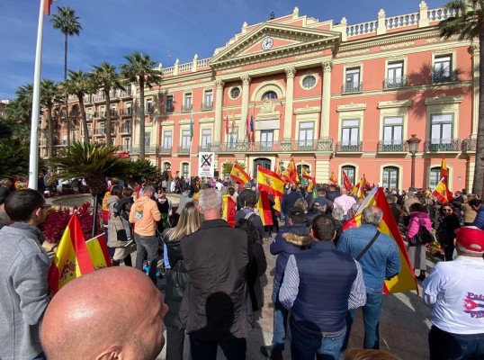 Vox se echa a la calle en Murcia para clamar contra las políticas de Pedro Sánchez y exigir elecciones ya