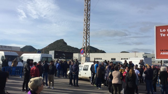 Los vendedores del mercadillo de Cabo Palos se plantan y no montan sus puestos por el cambio de ubicación
