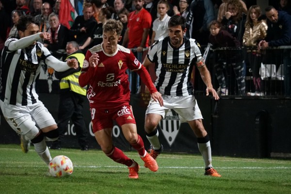 El Real Murcia, pese a oponer seria resistencia ante el líder, cae en un córner en el minuto 81