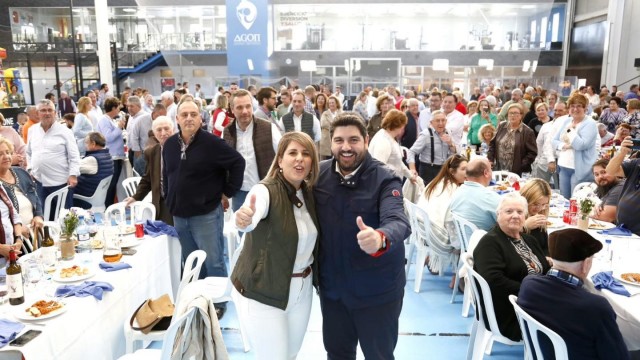 La comida navideña de Noelia Arroyo: conjura para las urnas arropada por 500 fieles y López Miras