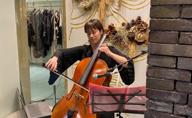 La fuerza de la música en directo conquista los escaparates de las tiendas de Murcia
