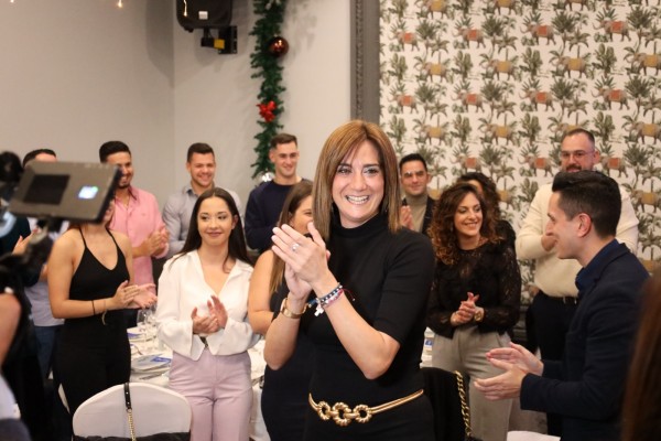 La cena navideña de Patricia: la alcaldesa de Archena exhibe su fuerza arropada por 400 fieles