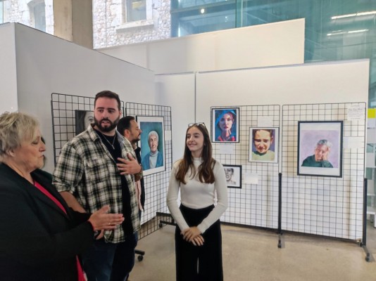 Artista a los 15 años: la alcazareña Paula Tovar expone sus retratos femeninos con alma en Cartagena 