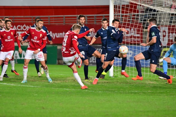 El Murcia consigue su segunda victoria en casa y hace respirar a Simón