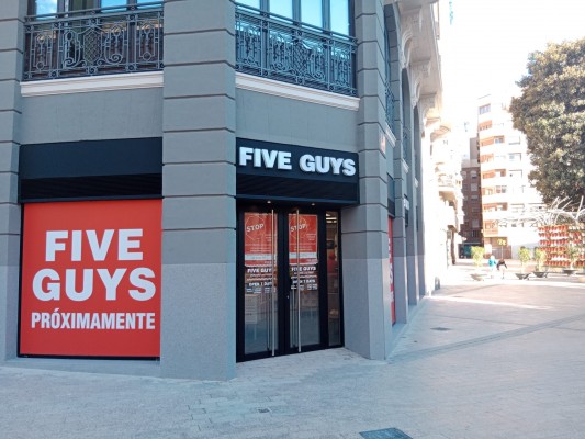La hamburguesería Five Guys abre este lunes su local en la Plaza Santo Domingo de Murcia 