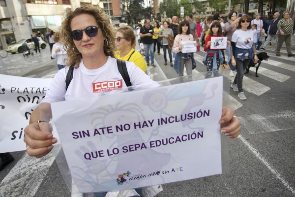 Los auxiliares técnicos educativos protestan en las calles de Murcia por la falta de personal