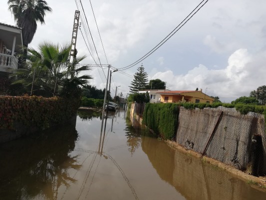 Las fuertes lluvias anegan viviendas y calles y obligan a cortar 10 vías y caminos en Burriana

