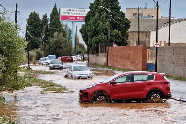 Castelló acumula numerosas incidencias por la lluvia, que convierte el tráfico en un caos