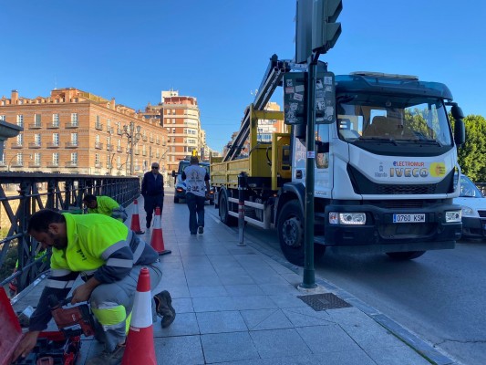 Las luces de Navidad llegan a las calles de Murcia y pedanías con tiempo... ya se están montando