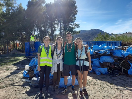 Más de 150 personas participan en la recogida de basura que afloró tras el incendio de Bejís