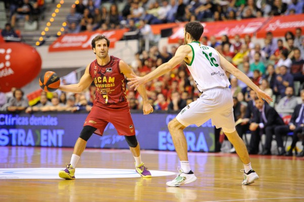 El UCAM CB impone su defensa ante un Joventut en el que Tomic no es suficiente