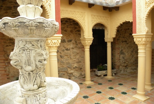 Las mil y una noches a un paso de Caravaca: lujo andalusí en un palacete que busca dueño